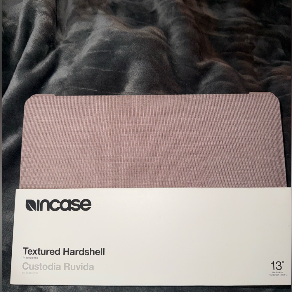 Incase Textured Hardshell Case – 13” MacBook Pro (USB-C / Thunderbolt 3)